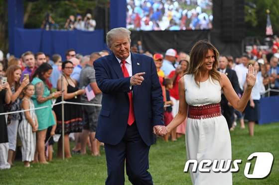 도널드 트럼프 미국 대통령(왼쪽)과 부인 멜라니아 여사가 4일(현지시간) 백악관에서 열린 독립기념일 행사에 참석하고 있다. © AFP=뉴스1