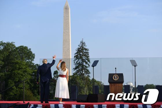 [사진] 독립기념일 행사 참석자에 손 흔드는 트럼프 부부