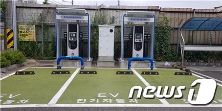 전북 군산시가 시청을 비롯한 공영주차장 5곳에 전기자동차 급속충전기를 설치했다. /© 뉴스1