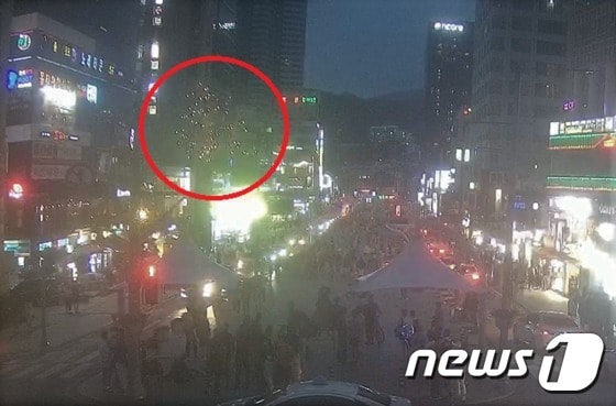 지난 4일 부산 해운대 구남로 위에서 외국인이 폭죽놀이를 하는 장면이 CCTV에 포착됐다.(해운대구 제공)© 뉴스1