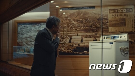 LG전자가 지난해 백조세탁기 출시 50주년을 맞아 제작한 영상에 출연하는 배우 최불암씨.(LG전자 제공)© 뉴스1