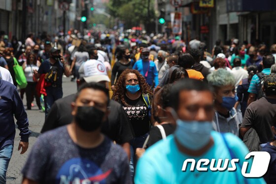 코로나19 발병 속 경제활동의 점진적 허용으로 멕시코시티 소칼로 광장에 시민들이 북적이고 있다. © 로이터=뉴스1 © News1 우동명 기자