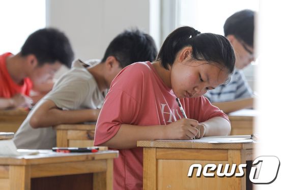 7일 중국 허난성 핑딩산의 한 고사장에서 수험생들이 대입시험 '가오카오'를 치르고 있다. © AFP=뉴스1
