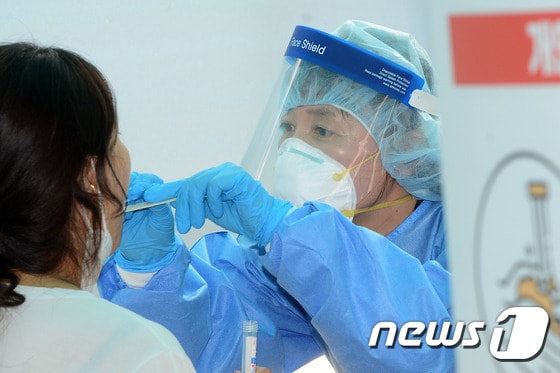 보건소 관계자가 검체를 채취하고 있다./뉴스1 © News1 한산 기자