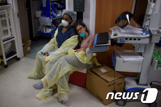 미국 텍사스주 휴스턴의 한 병원 의료진이 지쳐 잠시 휴식을 취하고 있다. © AFP=뉴스1