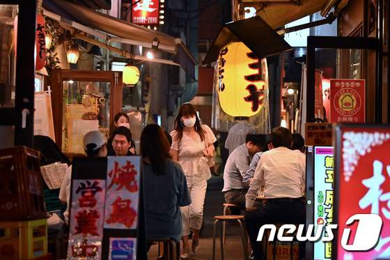 지난달 17일 도쿄 신바시에 있는 이자카야 거리에서 사람들이 술을 마시고 있다. © AFP=뉴스1