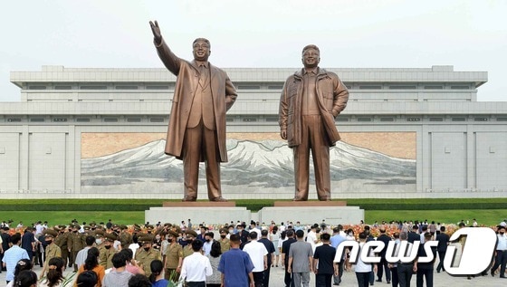 김일성 주석 26주기 추모 행렬 이어간 北 주민들