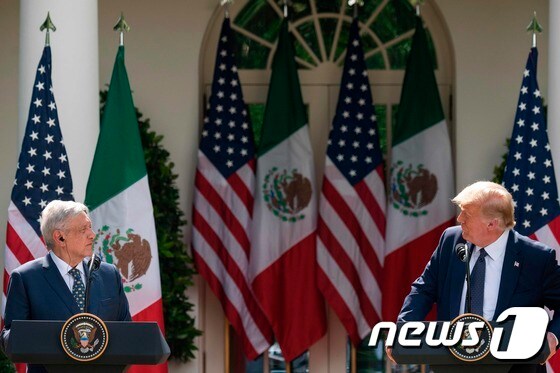 [사진] 기자회견하는 트럼프와 멕시코 대통령