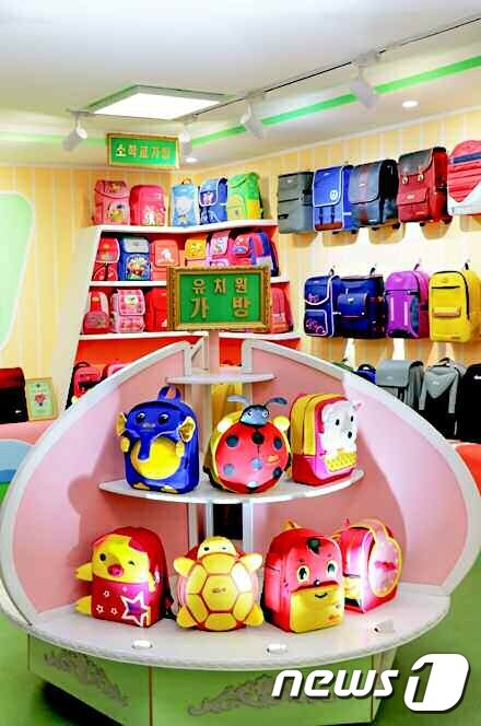 북한 신의주가방공장에서 생산한 어린이 가방들