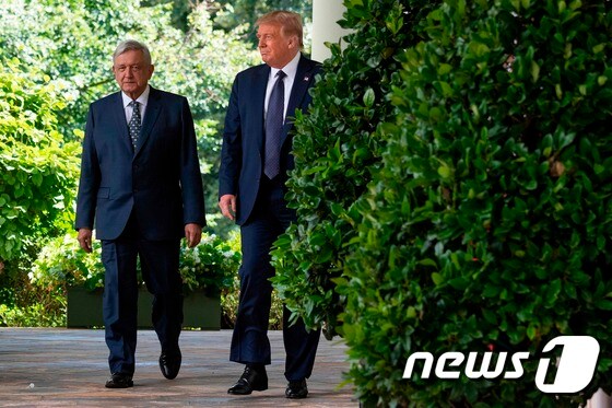[사진]  기자회견하러가는 트럼프와 멕시코 대통령