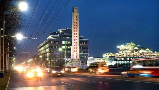 북한 대외 선전매체 '류경'이 공개한 평양의 야경. 차들이 전조등을 켜고 도로 위를 달리고 있다.(류경 갈무리)© 뉴스1