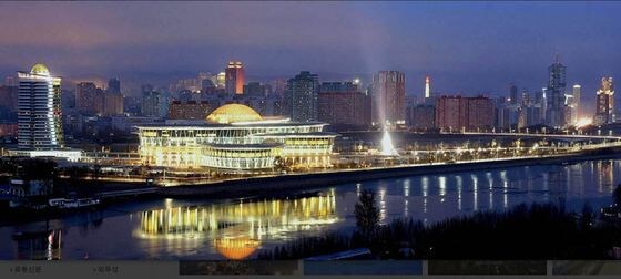 북한 대외 선전매체 '류경'이 공개한 평양의 야경. 북한이 과학기술 보급의 중심기지로 홍보하고 있는 과학기술전당이 화려한 조명을 뽐낸다.(류경 갈무리)© 뉴스1