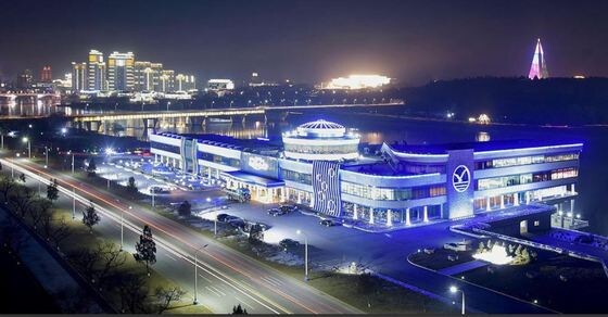 북한 대외 선전매체 '류경'이 공개한 평양의 야경. 평양의 대동강수산물시장이 한밤 중 불을 밝히고 있다.(류경 갈무리)© 뉴스1