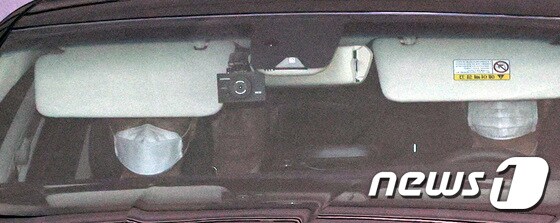 윤석열 검찰총장이 탄 차량이 9일 오후 서초구 대검찰청을 나서고 있다. 2020.7.9/뉴스1 © News1 박지혜 기자