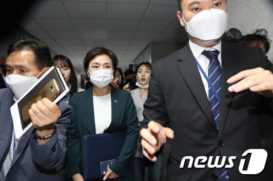 김현미 '부동산 정책, 어떻게?'