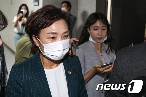 당정청 회의 마친 김현미 '부동산 추가 대책은?'