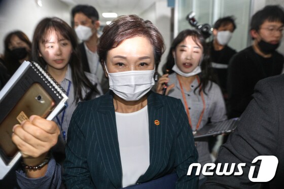당정 마친 김현미 '질문은 사양'