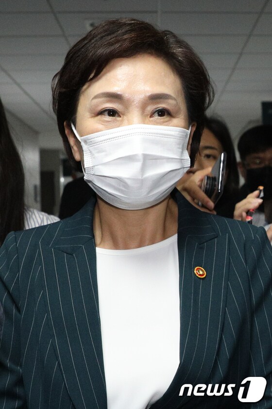 김현미 '부동산 대책 해법은?'