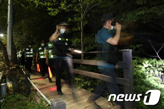 '박원순 시장 실종' 2차 야간 수색작업하는 경찰