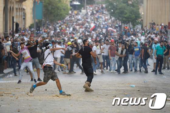 9일(현지시간) 레바논 수도 베이루트에서 이틀째 반정부 시위가 일어났다. © AFP=뉴스1