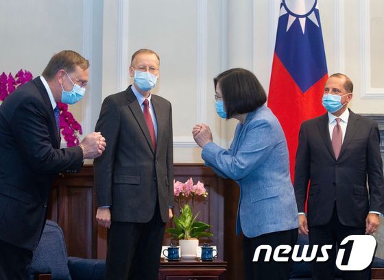 차이잉원 대만 총통이 지난해 9월 타이베이 총통궁에서 알렉스 아자르 미국 보건복지 장관과 함께 방문한 미국 관리와 합장인사를 하고 있다. © AFP=뉴스1 © News1 우동명 기자