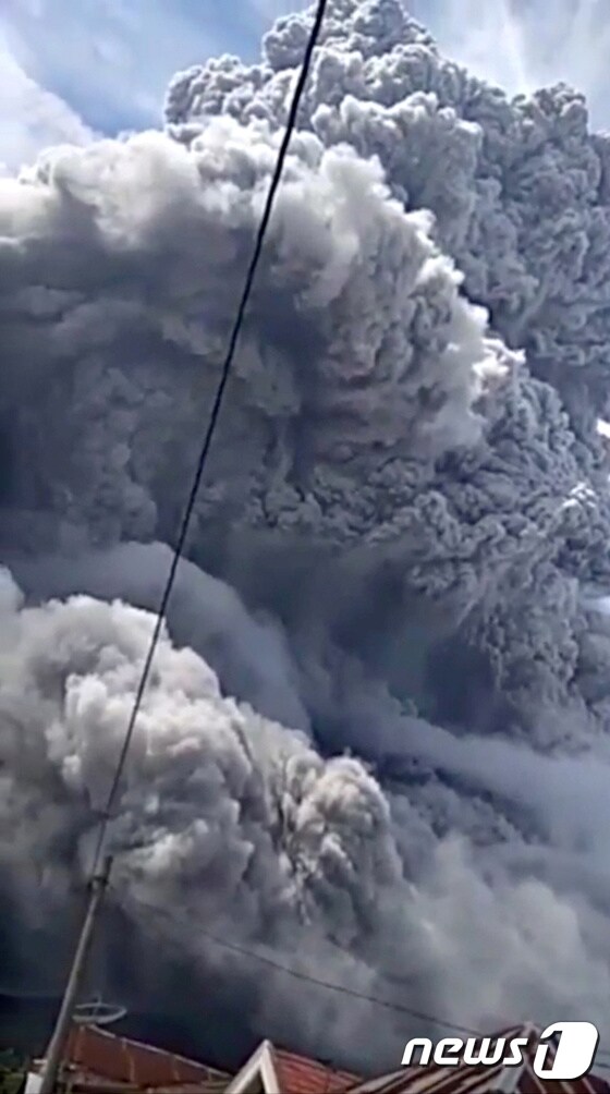인도네시아 수마트라섬에 있는 시나붕 화산이 10일 2차 폭발을 했다.© 로이터=뉴스1