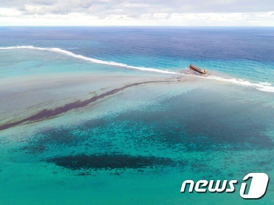 산호초에 좌초된 와카시오호에서 유출된 기름들이 검은 띠를 이뤄 퍼져나가고 있다.© AFP=뉴스1