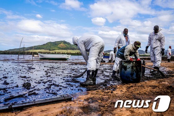 해안에 밀려든 기름띠를 거두는 주민과 자원봉사자들. @AFP=뉴스1