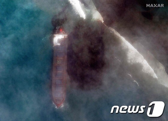 좌초 유조선으로부터 유출되는 기름이 퍼져나가고 있다. (위성사진) © AFP=뉴스1