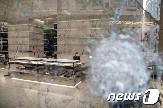 10일(현지시간) 시카고 도심에서 폭도들이 명품 매장을 약탈했다. 입셍로랑의 매장의 유리창이 깨져있다. © 로이터=뉴스1 © News1 박형기 기자