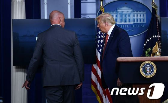 [사진] 브리핑 중 백악관 밖 총소리에 퇴장하는 트럼프