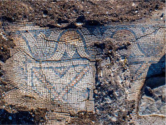 고대 교회의 모자이크 바닥. 이스라엘 문화재 관리국