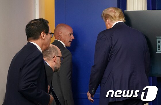 [사진] 브리핑룸서 경호 받으며 퇴장하는 트럼프