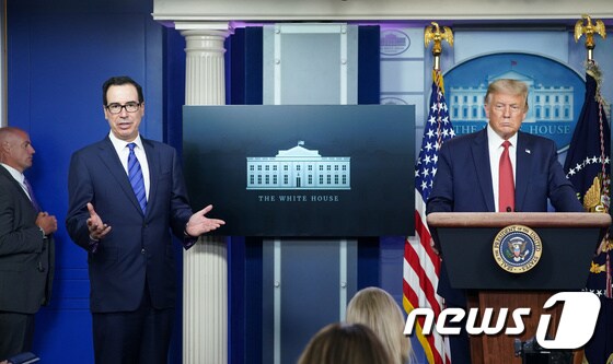 스티브 므누신 미국 재무장관(왼쪽 두번째)이 10일(현지시간) 백악관 기자회견장에서 발언하고 있다. 오른쪽은 도널드 트럼프 대통령. © 로이터=뉴스1