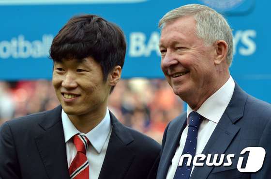 박지성(왼쪽)과 알렉스 퍼거슨 전 맨체스터 유나이티드 감독. © AFP=뉴스1