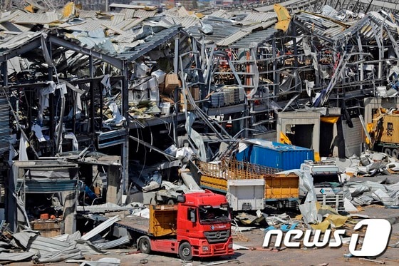 10일 (현지시간) 레바논 베이루트 항구 창고에서 발생한 질산암모늄 폭발로 인근 건물이 흉하게 파손된 모습이 보인다. © AFP=뉴스1 © News1 우동명 기자