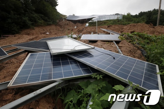 2020년 8월 제천시 대랑동의 한 태양광 발전시설 현장에서 산사태가 발생한 모습. / 뉴스1