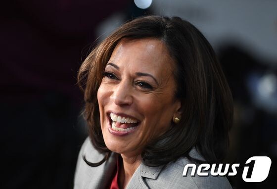 11일(현지시간) 민주당 부통령 후보로 지명된 카멀라 해리스 캘리포니아주 상원의원이 확짝 웃고 있다. © AFP=뉴스1 