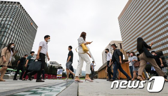 '49일째' 계속되던 장마가 잠시 소강 상태를 보인 12일 서울 광화문 사거리에서 우산을 쓰지 않은 시민들이 출근하고 있다. 2020.8.12/뉴스1 © News1 허경 기자