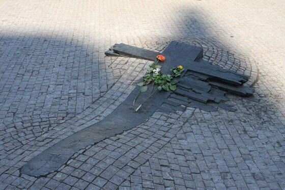 1969년 1월 16일 얀 팔라흐가 분신 후 쓰러져 숨진 바츨라프광장의 현장에 설치된 기념물 / 사진=조성관 작가