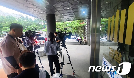 '정의연 의혹' 윤미향, 피의자 신분 검찰 첫 출석