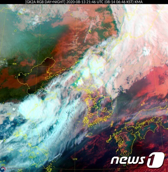 기상청 날씨누리 위성 기본영상에 14일 오전 6시46분 기준 동아시아 RGB 주야간 합성영상(기상청 제공) © 뉴스1 황덕현 기자