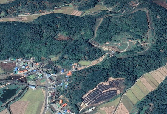 사진 중심부에 하동읍성이 있는 모습. 아래쪽 검은 부분은 태양광 시설.(구글어스 캡처)© 뉴스1