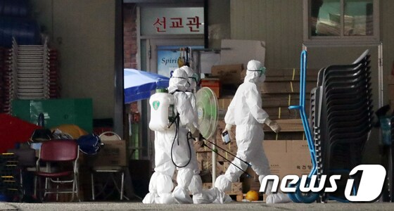서울 성북구보건소 직원들이 지난 14일 장위동 사랑제일교회에서 신종 코로나바이러스 감염증(코로나19) 방역을 하고 있다./뉴스1 © News1