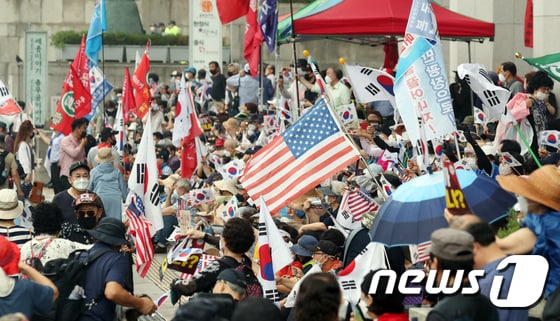 보수단체 회원들이 15일 서울 광화문 광장 일대에서 집회를 하고 있다. 2020.8.15/뉴스1 © News1 김명섭 기자
