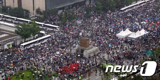 보수단체 회원들이 15일 서울 종로구 광화문광장에서 집회를 하고 있다. 2020.8.15/뉴스1 © News1 김명섭 기자