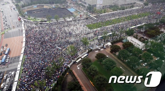보수단체 회원들이 15일 서울 종로구 광화문광장에서 집회를 하며 청와대로 행진하고 있다. 2020.8.15 /뉴스1 © News1 김명섭 기자