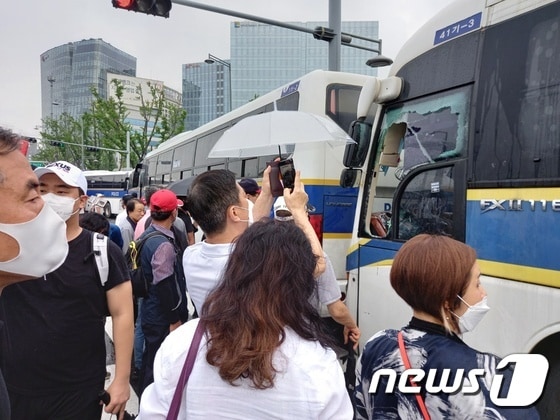 광복절인 15일 서울 도심 곳곳에서 집회가 이어진 가운데 집회에 동원된 한 경찰버스 운전석 유리창이 깨져 있다. 2020.8.15/뉴스1 © 뉴스1 이밝음 기자
