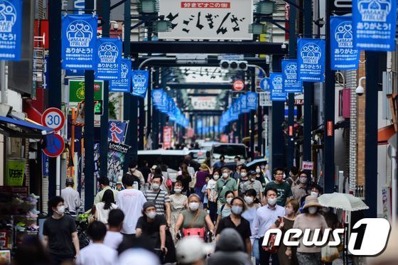 도쿄 긴자 거리에서 행인들이 마스크를 쓴 채 걷고 있다. © AFP=뉴스1