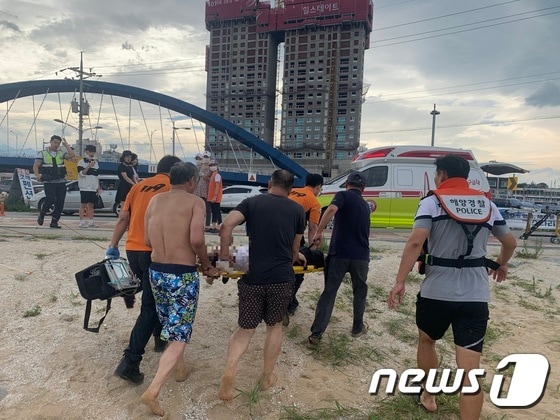 16일 강원 속초 아바이해변에서 물에 빠졌다 구조된 남성이 해경과 119구급에 의해 인근 병원으로 긴급 이송되고 있다.(속초해양경찰서 제공) © 뉴스1